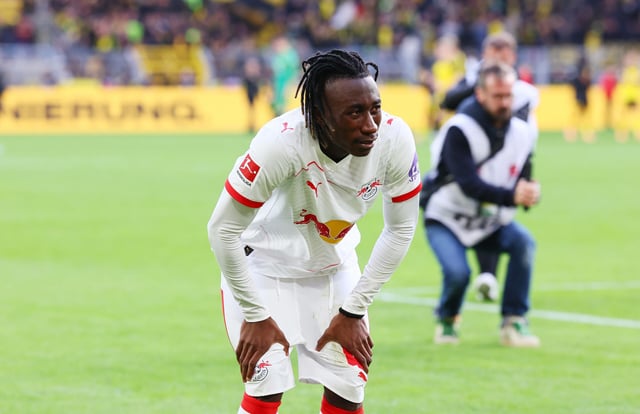 RB-Trainer Ole Werner nimmt Youngster Yan Diomande nach dessen Verspätung vor dem BVB-Spiel mit Humor.