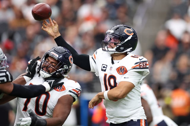Bears quarterback Caleb Williams makes a pass in the first quarter against the Las Vegas Raiders at Allegiant Stadium in Las Vegas on Sept. 28, 2025. (Chris Sweda/Chicago Tribune)