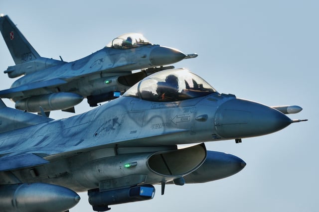 Aviones de combate F-16 participan en el ejercicio de blindaje aéreo de la OTAN cerca de la base aérea de Lask, en el centro de Polonia, el 12 de octubre de 2022. (Foto referencial: RADOSLAW JOZWIAK / AFP).