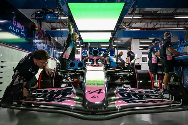 La monoplace de Pierre Gasly entre les mains des mécaniciens d’Alpine.