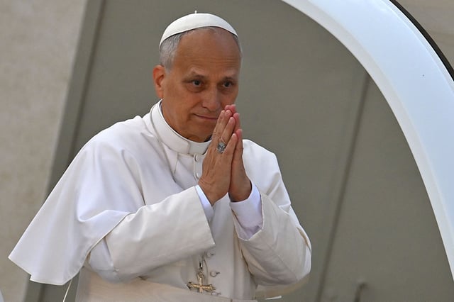 El papa León XIV durante su vuelta en el papamóvil en la plaza de San Pedro