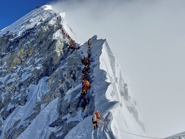 Larga fila de escaladores al Everest el 18 de mayo de este año (AP). 