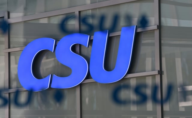 Unbekannte haben Feuer am Gebäude der CSU-Parteizentrale in München gelegt. Passanten löschten den Brand in der Nacht zum Sonntag mit einem Feuerlöscher. Der Staatsschutz ermittelt.