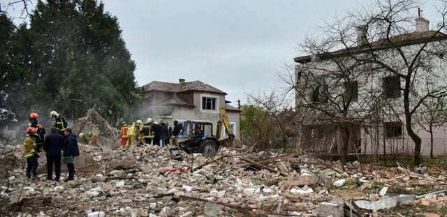 Des sauveteurs ukrainiens sur le site d'une attaque aérienne russe à Lapaivka, dans la région de Lviv, le 5 octobre 2025 en Ukraine