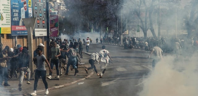 Les forces de sécurité tirent des gaz lacrymogènes pour disperser les manifestants, le 4 octobre 2025 à Antananarivo, à Madagascar