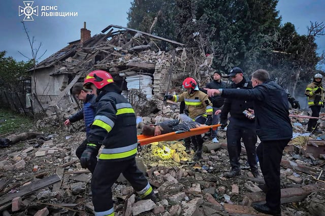 Rescatistas ucranianos evacuan a un joven residente herido tras un ataque aéreo de Rusia en un lugar no revelado de la región de Lviv. (Foto: SERVICIO DE EMERGENCIAS DE UCRANIA / AFP).