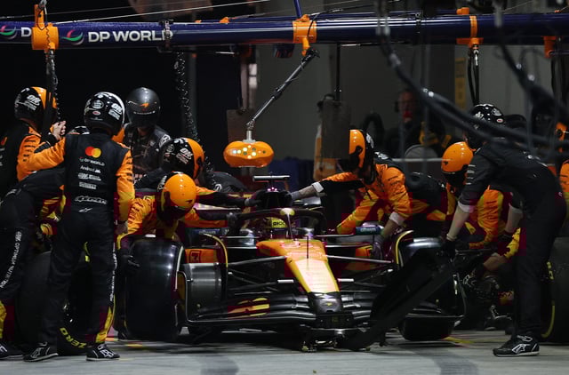 Formula One F1 - Singapore Grand Prix - Marina Bay Street Circuit, Singapore - October 5, 2025 McLaren's Oscar Piastri in the pits during the race Pool via REUTERS/Fazry Ismail