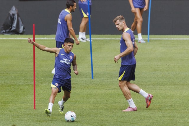 Almada y Sorloth, en una foto de archivo durante un entrenamiento del Atlético de Madrid.