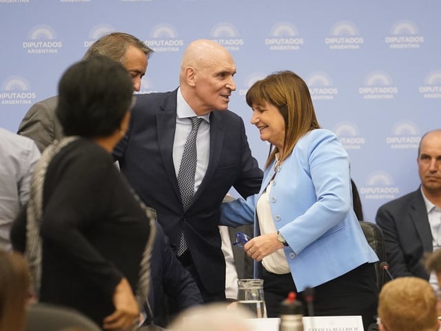 Foto: Fernando de la Orden /Patricia Bullrich Ministra Seguridad y José Luis Espert LEY ÓMNIBUS EN EL CONGRESO: SEGUNDO DÍA DEBATE COMISIÓN CON PRESENCIA MINISTROS.
10-01-2024 - FTP CLARIN _FER1613_1.JPG Z DelaOrden