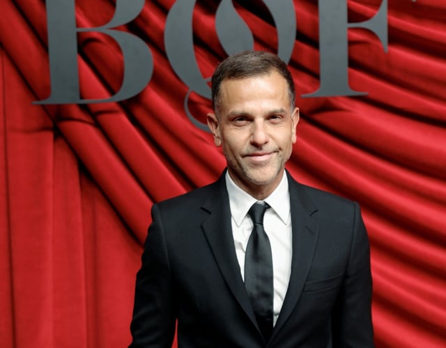 Le créateur de mode Matthieu Blazy arrive au gala BoF 500 à l'hôtel Shangri-La, en marge de la Fashion Week de Paris, le 28 septembre 2024