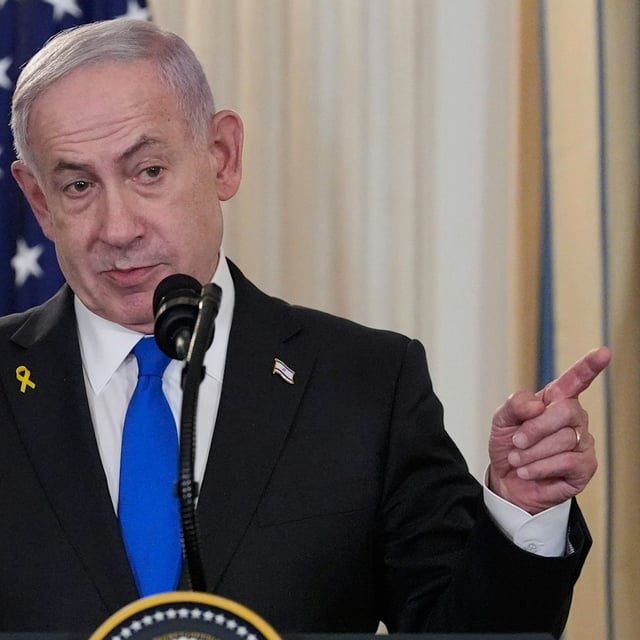 Der israelische Ministerpräsident Benjamin Netanjahu spricht während einer Pressekonferenz mit US-Präsident Trump im State Dining Room des Weißen Hauses