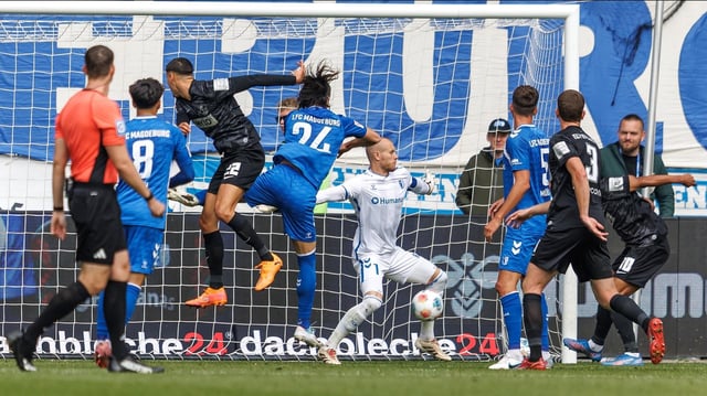 Fußballer Bambase Conte (SV 07 Elversberg) trifft zum 1:0.