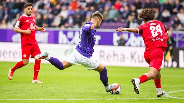 Drei Fußballer im Kampf um den Ball