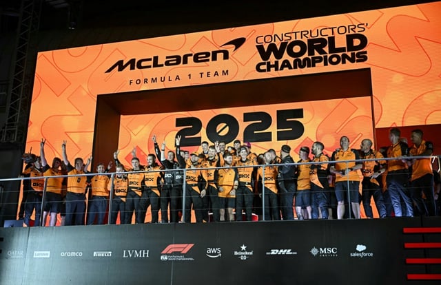 L'équipe McLaren célèbre son deuxième titre consécutif de champion du monde des constructeurs en F1, dimanche après le Grand Prix de Singapour.