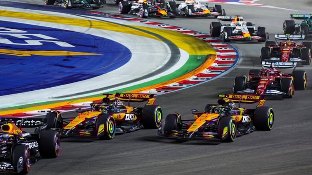 Oscar Piastri und Lando Norris in ihren Rennautos beim GP von Singapur
