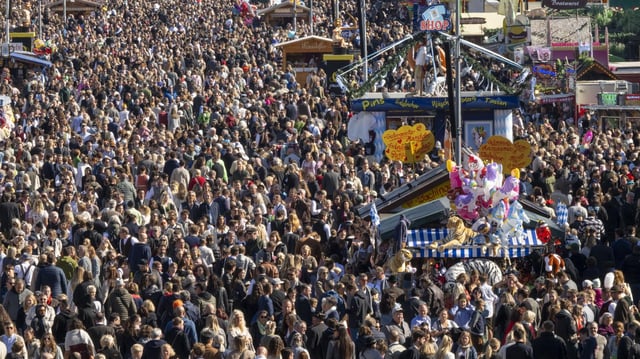Wiesn-Besucher drängen durch die Gassen des 190. Münchner Oktoberfest auf der Theresienwiese