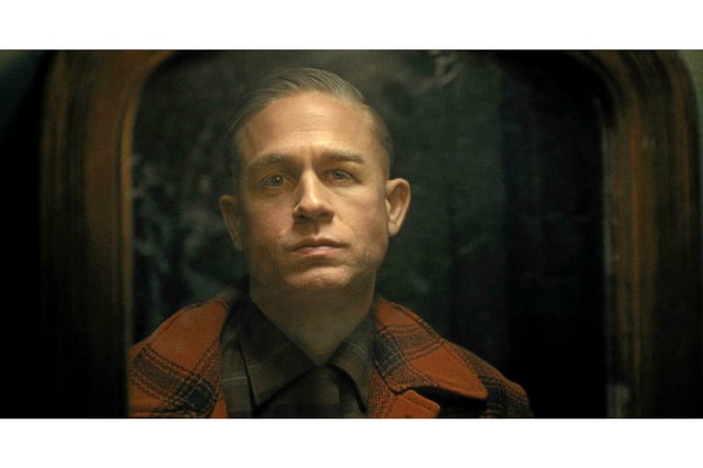 Charlie Hunnam incarne le tueur en série Ed Gein dans la troisième saison de « Monstre », diffusée sur Netflix.
