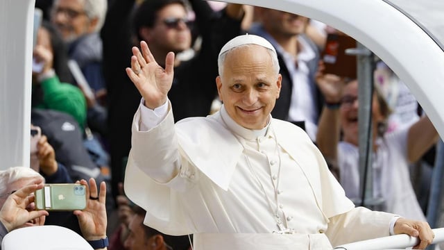 El Papa León XIV (C) saluda a los fieles durante la Santa Misa con motivo del Jubileo del Mundo Misionero y el Jubileo de los Emigrantes, Plaza de San Pedro, Ciudad del Vaticano, 05 de octubre de 2025.