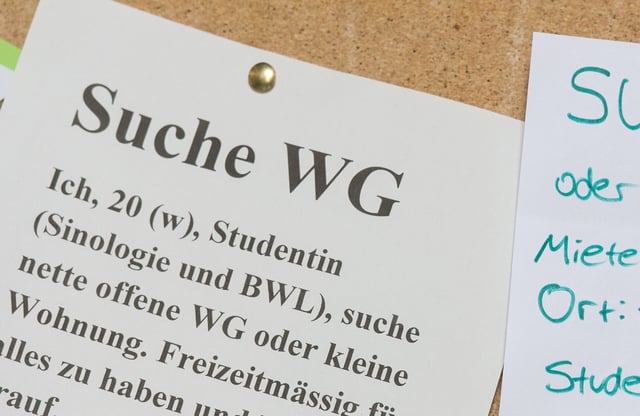 Wohnungsnot macht erfinderisch: In ihrer Verzweiflung greifen manche Wohnungssuchende wieder zum schwarzen Brett, um Angebote oder Gesuche auszuhängen. (Archivbild)