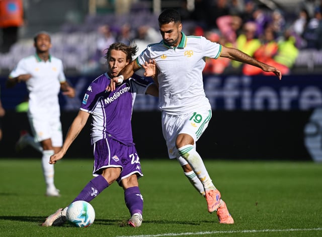 Soccer Football - Serie A - Fiorentina v AS Roma - Stadio Artemio Franchi, Florence, Italy - October 5, 2025 AS Roma's Zeki Celik in action with Fiorentina's Jacopo Fazzini REUTERS/Jennifer Lorenzini