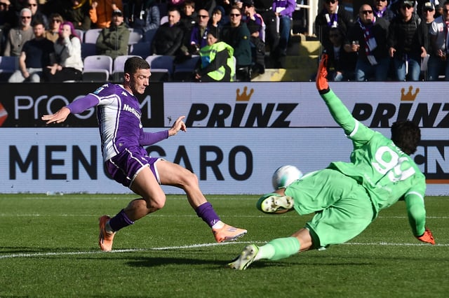 Soccer Football - Serie A - Fiorentina v AS Roma - Stadio Artemio Franchi, Florence, Italy - October 5, 2025 Fiorentina's Robin Gosens in action with AS Roma's Mile Svilar REUTERS/Jennifer Lorenzini