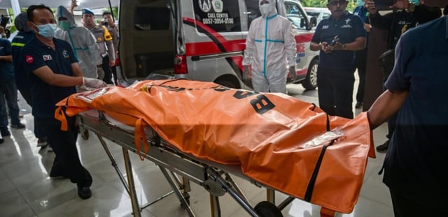 Le corps d'un étudiant tué dans l'effondrement d'un bâtiment à l'internat islamique Al Khoziny est transporté dans un sac mortuaire à l'hôpital Bhayangkara de Surabaya, dans la province de Java oriental, le 4 octobre 2025.