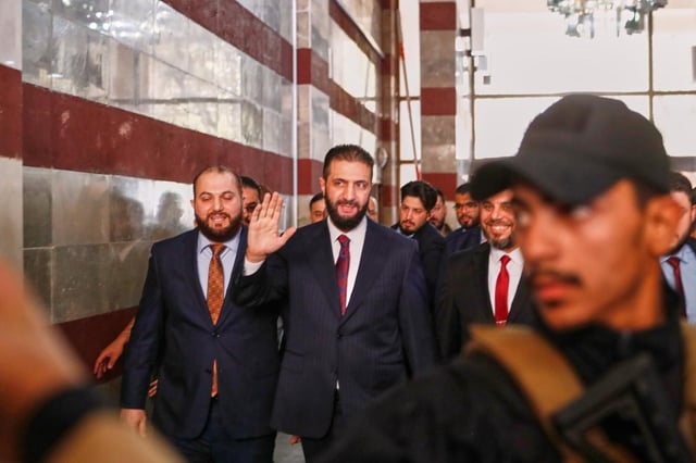 El presidente interino sirio Ahmad al-Sharaa entra a un centro de votación en Damasco el 5 de octubre del 2025. (AP foto/Omar Sanadiki)