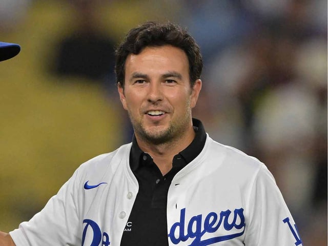 'Checo' Pérez sonriendo en el campo de Dodgers.