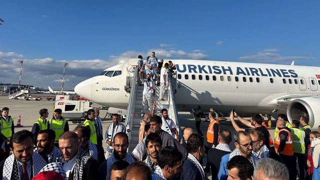 Momento del regreso de los 137 activistas de Turquía a su país.