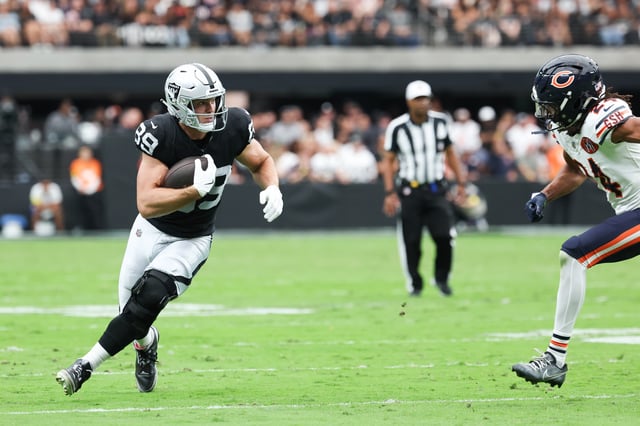 Sep 28, 2025; Paradise, Nevada, USA; Las Vegas Raiders tight end Brock Bowers (89) runs the ball during the first quarter against the Chicago Bears at Allegiant Stadium. Mandatory Credit: Kiyoshi Mio-Imagn Images