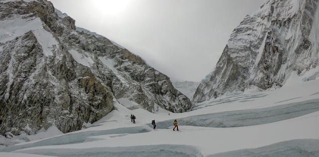 TOPSHOT - In this photo taken on April 29, 2018, mountaineers walk near camp two of Mount Everest, as they prepare to ascend on the south face from Nepal. / AFP PHOTO / Phunjo LAMA nepal  reunion en la cima del Monte Everest montañeros y sherpas campamento donde acampan los montañistas