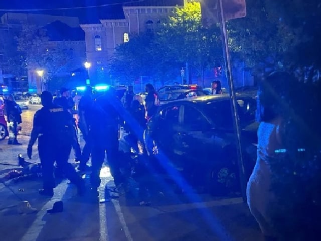 La Policía actúan tras la masacre producto de un tiroteo tras un partido de fútbol en Montgomery, Alabama. Foto: REUTERS