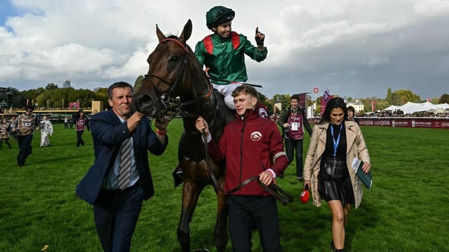 La joie du vainqueur Mickaël Barzalona sur le cheval Daryz.