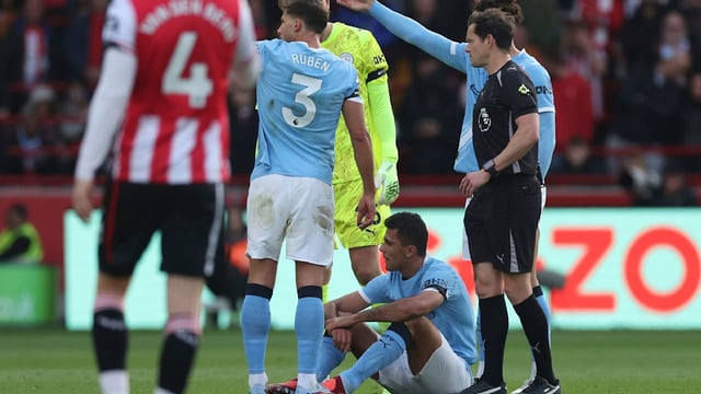 Rodri verletzt sich bei Spiel gegen Brentford und muss früh ausgewechselt werden.
