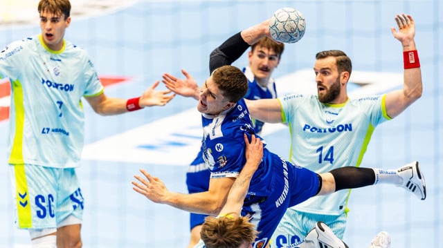 Vukasin Antonijevic (ThSV Eisenach) setzt sich gegen die Abwehr des VfL Gummersbach durch.