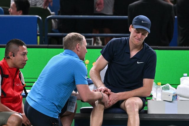 L'Italien Jannik Sinner, blessé à la jambe droite, grimace de douleurs quelques secondes avant d'abandonner au 3e tour du Masters 1000 de Shanghai le 5 octobre 2025