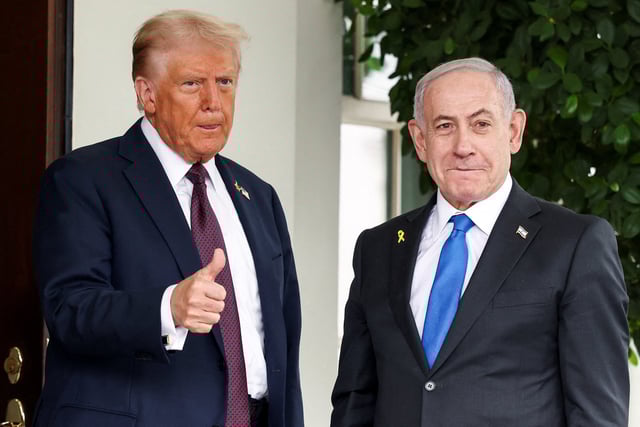 U.S. President Donald Trump gives a thumbs up as he welcomes Israeli Prime Minister Benjamin Netanyahu at the White House in Washington, D.C., U.S., September 29, 2025. REUTERS/Kevin Lamarque/File Photo