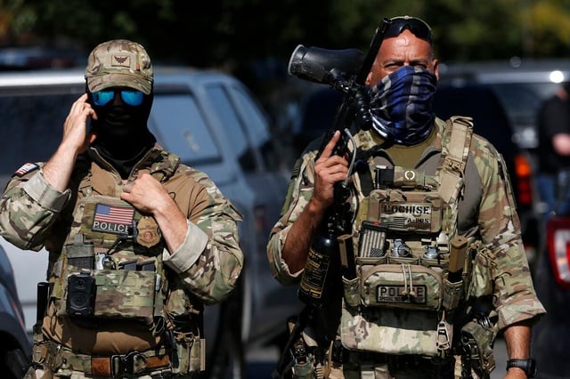 Un agente de la Patrulla Fronteriza de Aduanas y Protección Fronteriza (CBP) enmascarado, en Chicago, Illinois, Estados Unidos, el 4 de octubre de 2025. (Foto de OCTAVIO JONES / AFP)