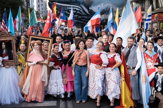 La presidenta de la Comunidad de Madrid, Isabel Díaz Ayuso, durante la Cabalgata de la Hispanidad.
