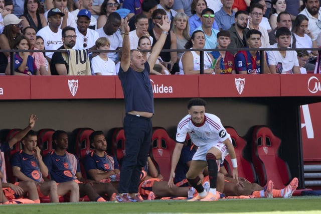 Hansi Flick reclama la atención de sus  futbolistas en el Sánchez Pizjuán.