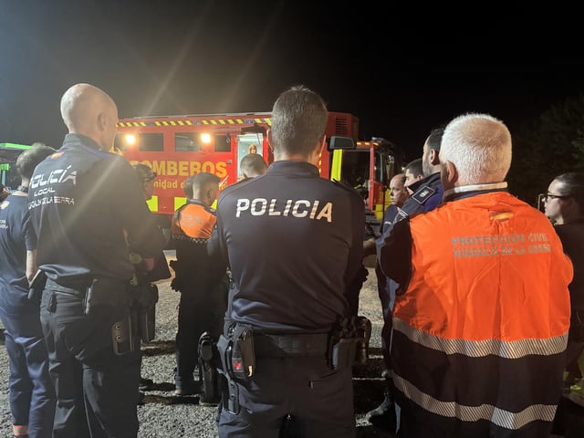 Bomberos de la Comunidad de Madrid, Polícia y Protección Civil buscando a un joven de 22 años con TEA en Bustarviejo.