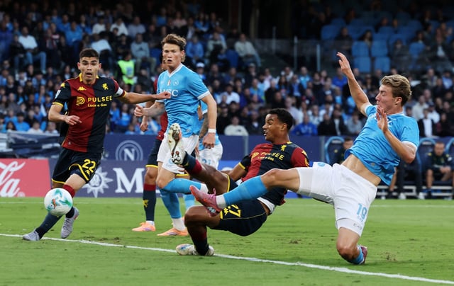 Soccer Football - Serie A - Napoli v Genoa - Stadio Diego Armando Maradona, Naples, Italy - October 5, 2025 Genoa's Alessandro Marcandalli in action with Napoli's Rasmus Hojlund REUTERS/Ciro De Luca