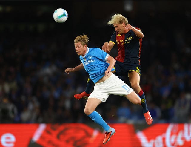 Soccer Football - Serie A - Napoli v Genoa - Stadio Diego Armando Maradona, Naples, Italy - October 5, 2025 Napoli's Kevin De Bruyne in action with Genoa's Morten Thorsby REUTERS/Ciro De Luca