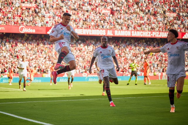 Sevilla logra arrebatarle el invicto al Barcelona y se coloca cuarto en LaLiga. Foto: Especial (@TouchlineX en X)