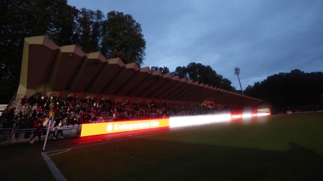 Die Flutlichter fallen im Franz-Kremer-Stadion beim Spiel zwischen Köln und Leverkusen aus