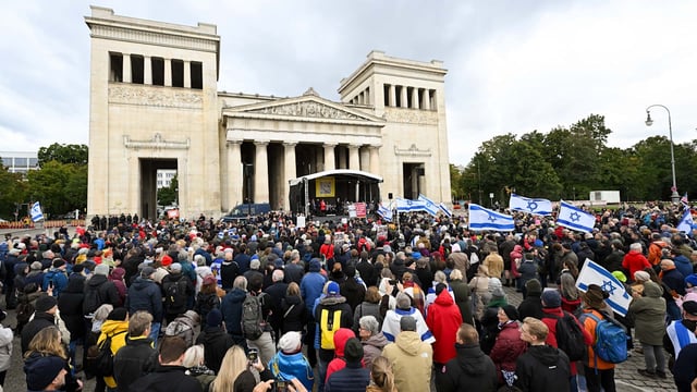 Über tausend Menschen demonstrierten in München gegen Antisemitismus und für Frieden im Nahen Osten.