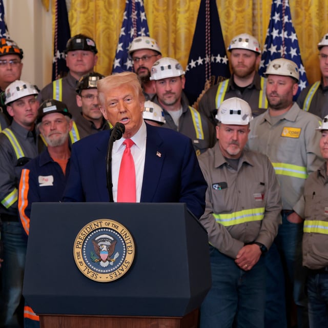 US-Präsident Donald Trump im April 2025 mit Arbeitern aus der Kohleindustrie im Weißen Haus in Washington, D.C.