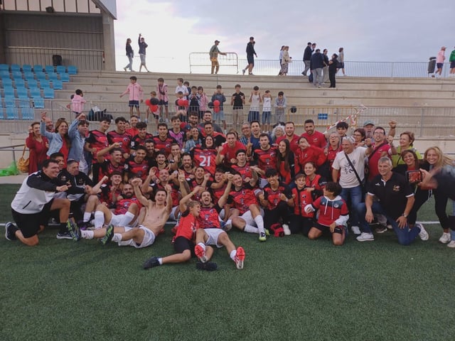 Los jugadores del Sant Jordi celebran la clasificación tras imponerse al Lourdes.