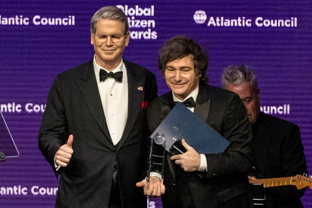 Scott Bessent, secretario del Tesoro  de EE.UU, presenta el previo "Global Citizen" al presidente de Argentina, Javier Milei, en Nueva York. (AP / Stefan Jeremiah)