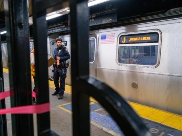 Dos adolescentes fueron encontradas muertas en la cubierta de un subte de Nueva York: se presume que hacían surfing en trenes. Foto Dakota Santiago / The New York Times